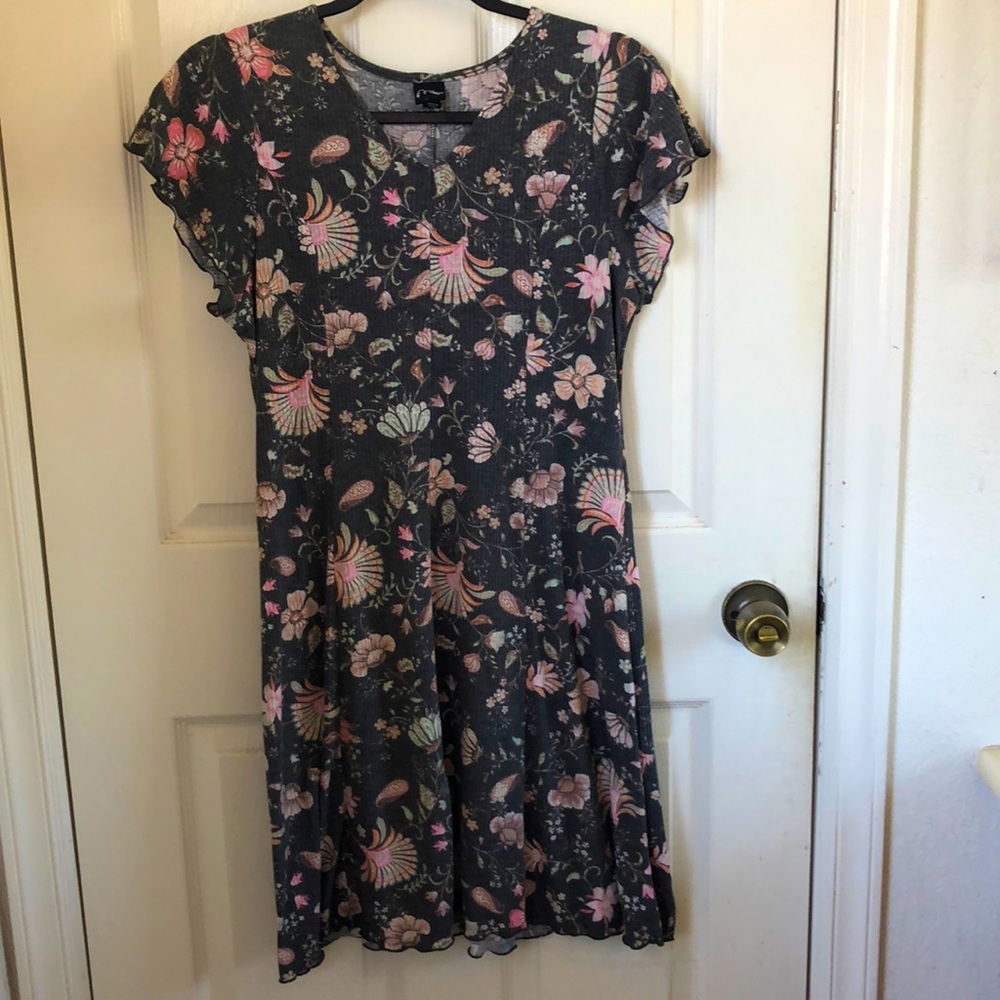 Mid-length Grey and floral print short-sleeve dress. Size Girl’s XL